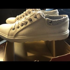 Women’s 6.5 Merrell Casual Shoes